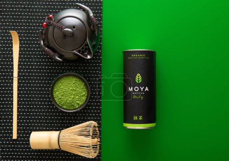 Foto de LONDRES, Reino Unido - 10 de enero de 2024: Moya té matcha orgánico con batidor de bambú y cuchara en verde. - Imagen libre de derechos
