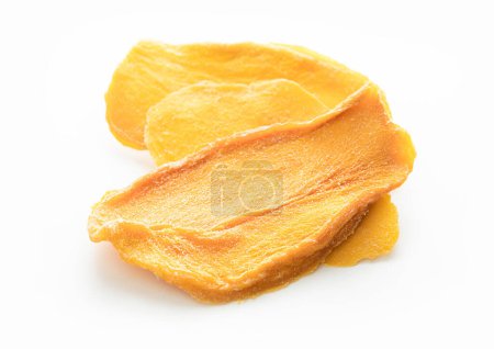 Téléchargez les photos : Tranches de grosses mangues séchées sucrées sur fond blanc. - en image libre de droit