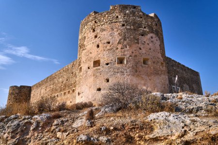 Murallas de piedra del castillo turco de Aptera en la isla griega de Creta, Grecia