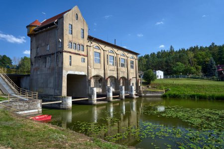Téléchargez les photos : La rivière et la construction d'une centrale hydroélectrique historique à Bledzew en Pologne - en image libre de droit