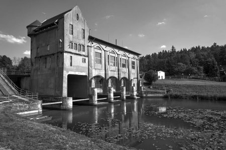 Foto de El río y la construcción de una central hidroeléctrica histórica en Bledzew, Polonia, monocromo - Imagen libre de derechos
