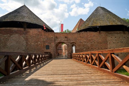 Foto de Puente de madera sobre el foso y un castillo fortificado medieval en Miedzyrzecz en Polonia - Imagen libre de derechos