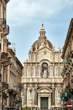 Téléchargez les photos : Maisons historiques et façade baroque de la basilique cathédrale de Saint-Agates dans la ville de Catane, sur l'île de Sicile, Italie - en image libre de droit