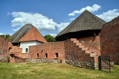Foto de Cañón histórico en castillo fortificado medieval en Miedzyrzecz, Polonia - Imagen libre de derechos