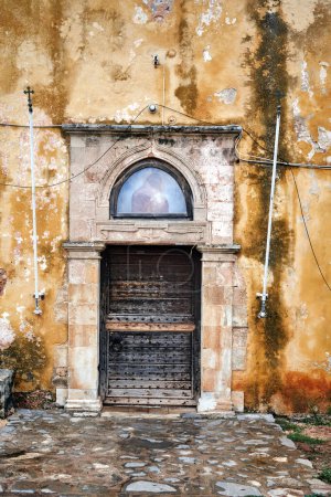 Foto de Puerta de madera destruida a una capilla ortodoxa en la isla griega de Creta, Grecia - Imagen libre de derechos