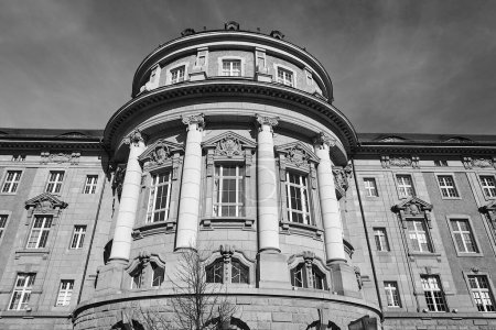 La façade d'un bâtiment historique de style néoclassique avec des fenêtres et des colonnes dans la ville de Poznan, Pologne, monochrome