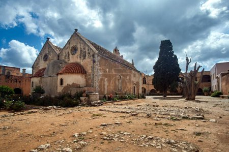 Ein verdorrter Baum im Hof des orthodoxen Klosters Moni Arkadien auf der Insel Kreta, Griechenland