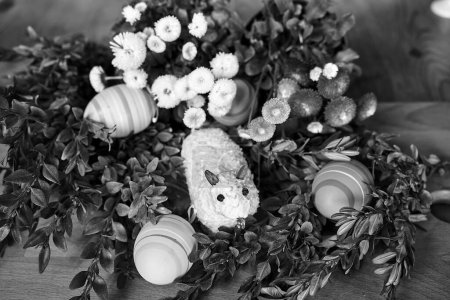 Foto de Cordero tradicional de Pascua hecho de mantequilla, ramitas de boj, huevos pintados y coloridas flores de primavera en Polonia, monocromo - Imagen libre de derechos