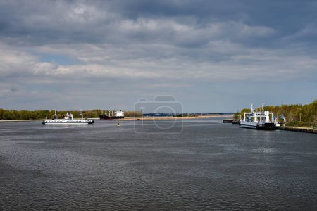 traversée en ferry par le canal Piast sur la lagune de Szczecin, Pologne