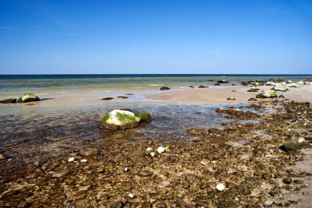 Rochers sur une plage de galets au bord de la mer Baltique sur l'île de Wolin, Pologne