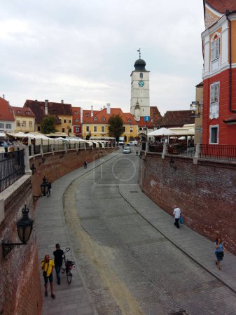 Téléchargez les photos : Rue dans le centre historique de Sibiu, Roumanie - en image libre de droit