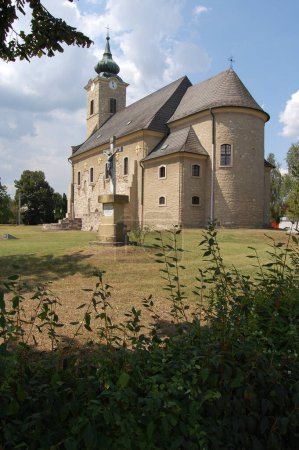 hermosa iglesia en pueblo húngaro