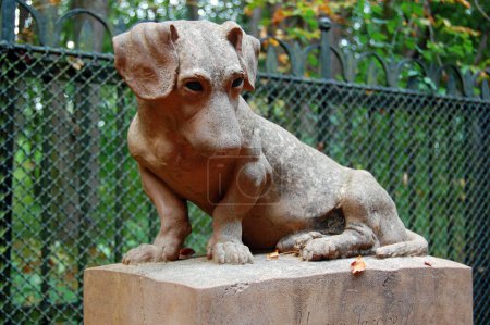Foto de Estatua de un perro en el Mausoleo Andrssy, Eslovaquia - Imagen libre de derechos