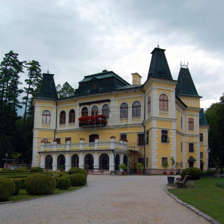 Betliar Manor House con jardín en un parque, Eslovaquia
