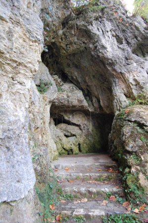 Téléchargez les photos : A beautiful view of a cave in the mountains - en image libre de droit
