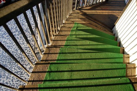 Téléchargez les photos : Escaliers verts, lumière du soleil, tour de télévision, Miskolc, Hongrie - en image libre de droit
