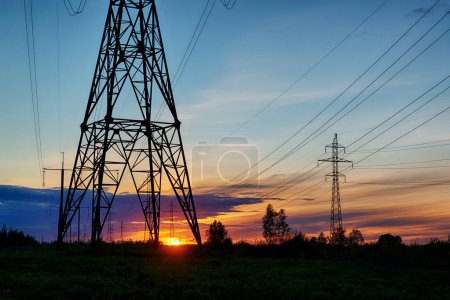 Foto de Líneas eléctricas nocturnas, símbolo de crisis de energía - Imagen libre de derechos