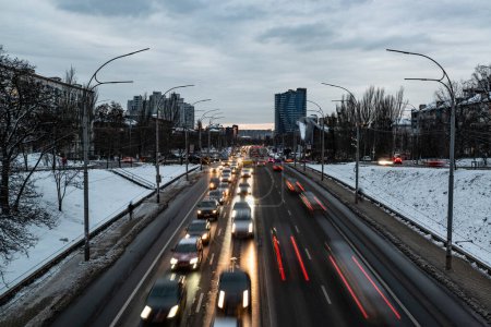 Foto de Tráfico por carretera en la ciudad de Kiev. Huellas de luz del coche en la carretera en invierno Kiev. - Imagen libre de derechos
