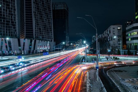 Foto de Tráfico nocturno en Kiev, Ucrania. Rutas de luz de coche en las calles oscuras - Imagen libre de derechos