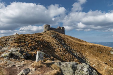 Foto de Winding road to old castle on the mountain top. Old polish observatory and now a rescue point in Carpathian mountains - Imagen libre de derechos