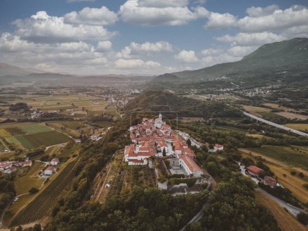 Téléchargez les photos : Small medieval town on the hilltop in vintage colors. Scenic landscape of Vipava valley, Slovenia - en image libre de droit