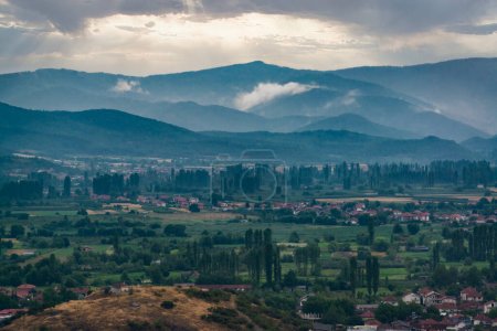 Vista de la ciudad de Ohrid en Macedonia del Norte. Pequeña ciudad balcánica rodeada de colinas y montañas