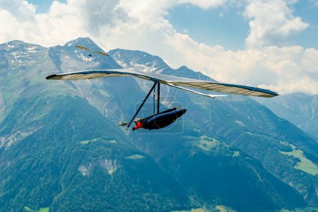 Foto de Colgar planeadores en los Alpes Suizos. Modernas alas de vuelo libre vuelan en Fiesch, Suiza - Imagen libre de derechos