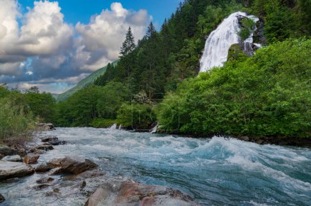 Téléchargez les photos : Débit rapide de rivière alpine et belle cascade dans la vallée de montagne. Nature pittoresque de l'Autriche - en image libre de droit