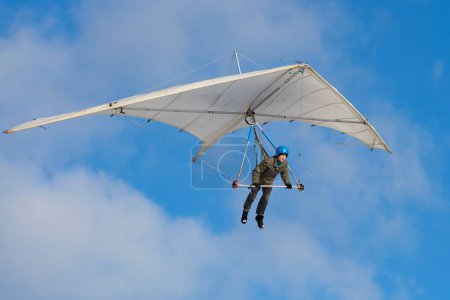 Téléchargez les photos : Pilote apprenant à voler sur aile de deltaplane rogallo vintage - en image libre de droit