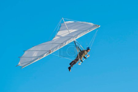 Téléchargez les photos : Étudiant apprenant à voler sur aile de deltaplane rogallo blanche - en image libre de droit