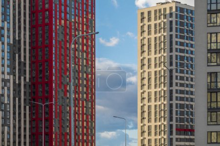 Téléchargez les photos : Fenêtres de nouvelles tours modernes multi-appartements. Nouveau quartier de la ville - en image libre de droit