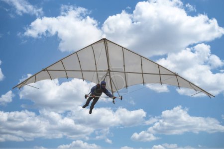 Téléchargez les photos : Vieux deltaplane vintage parapente cerf-volant dans le ciel avec des nuages. Apprendre à voler. Rêve de voler. Icare moderne. - en image libre de droit