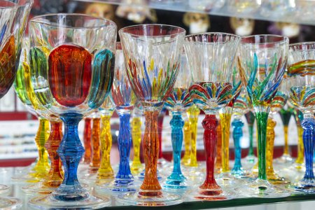 Téléchargez les photos : Tasses en verre de couleur Murano de renommée mondiale. Souvenirs de Venise, Italie - en image libre de droit