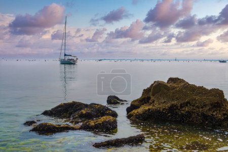 Téléchargez les photos : Yachts à voile au coucher du soleil sur la côte Adriatique. Vacances à la mer en Europe. - en image libre de droit