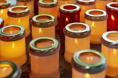 Téléchargez les photos : Des bougies brillent dans l'obscurité. Symbole de prière, de mémoire et d'espérance - en image libre de droit