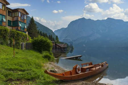 Téléchargez les photos : Station alpine idyllique sur le lac de montagne avec des eaux cristallines, des bateaux en bois et des sommets montagneux environnants. Loser, Altaussee, Autriche, Europe. - en image libre de droit