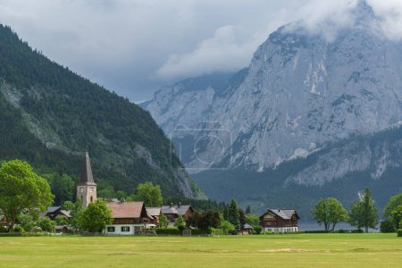 Téléchargez les photos : Village alpin idyllique sur le lac entouré de hauts sommets montagneux. Perdant sur le lac Altaussee, Autriche - en image libre de droit