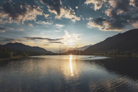 Téléchargez les photos : Coucher de soleil panoramique sur le lac dans les Alpes. Lac Weissensee, Autriche - en image libre de droit