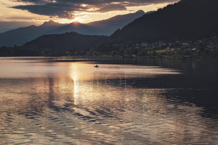 Téléchargez les photos : Coucher de soleil romantique sur le lac de montagne. Soirée tranquille dans les Alpes autrichiennes - en image libre de droit