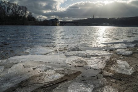 Téléchargez les photos : Fonte de la glace sur la rivière Dnipro près de Kiev, Ukraine. Printemps paysage extérieur. Concentration sélective sur la glace - en image libre de droit
