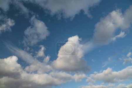 Téléchargez les photos : Ciel bleu avec cumulus. Nature ciel fond. - en image libre de droit