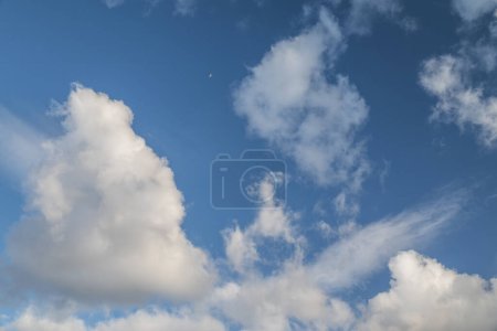 Téléchargez les photos : Fond du ciel avec cumulus blancs nuages sur ciel bleu - en image libre de droit