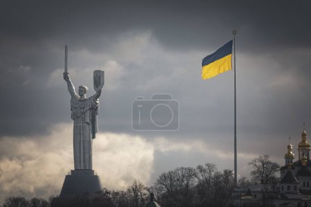 Téléchargez les photos : Vue imprenable sur la ville de Kiev. Drapeau ukrainien et monument de la Patrie sur la rive droite de la rivière Dnipro - en image libre de droit