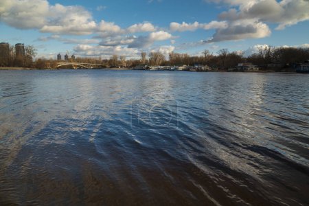 Téléchargez les photos : Belle journée ensoleillée sur la rivière. Rivière Dnipro près de Kiev, Ukraine - en image libre de droit