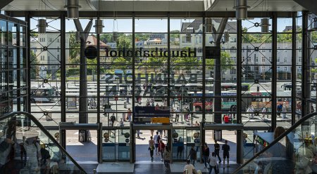 Foto de La estación principal de tren y paradas de tranvía en Potsdam, Brandeburgo, Alemania - Imagen libre de derechos