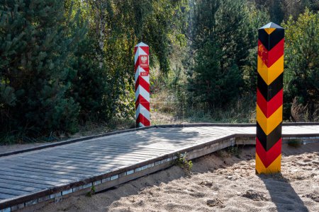 Foto de German Polish border posts on the beach in Swinoujscie, Poland - Imagen libre de derechos