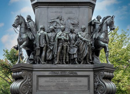 Téléchargez les photos : Bronze figures at the base of the monument to Frederick the Great on Unter den Linden, Berlin, Germany - en image libre de droit