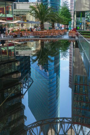Foto de Deutsche Bahn headquarters at Potsdamer Platz, reflection in the water basin, Berlin-Mitte, - Imagen libre de derechos