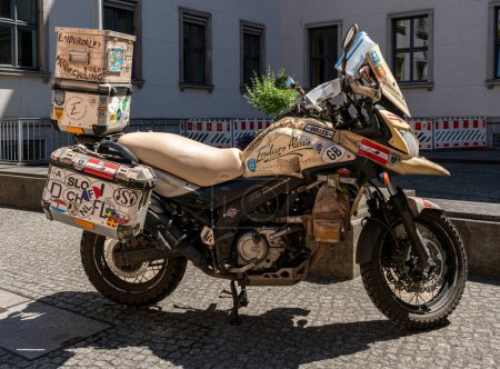 Téléchargez les photos : Scooters et motos dans les rues de berlin - en image libre de droit