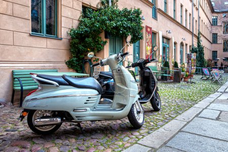 Téléchargez les photos : Scooters et motos dans les rues de berlin - en image libre de droit